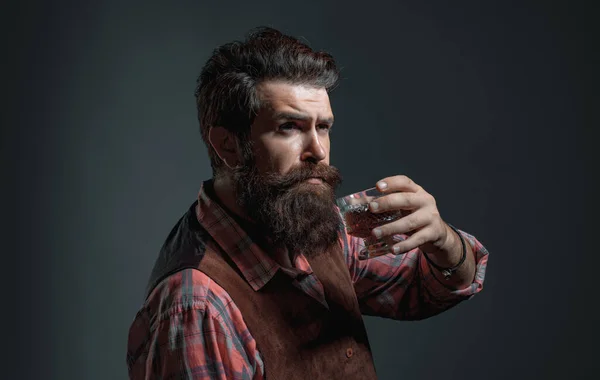 Bebida alcohólica. Hombre bebiendo alcohol de vidrio. Atractivo camarero en el bar de whiskey. — Foto de Stock