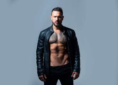 Ciddi yüzlü, kendine güvenen çekici bir adam. Üstsüz maço adam. Vahşi adamın moda portresi..