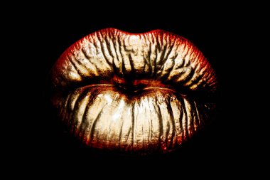 Altın öpücük. Dişi altın ağız izole edilmiş. Şehvetli altın dudaklı kadın.