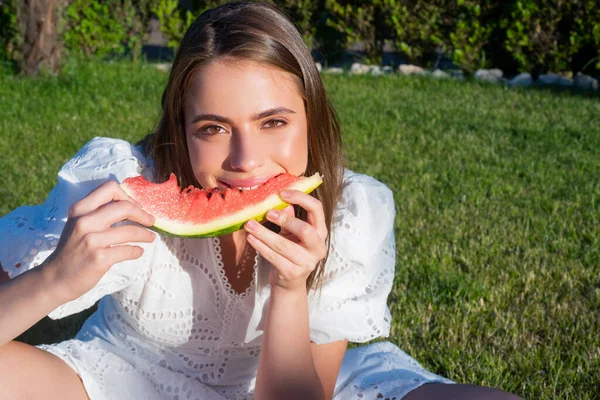 Retrato feliz joven mujer está sosteniendo rebanada de sandía. Hermosa joven con sandía en el parque en un día soleado. — Foto de Stock