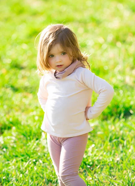 Kleine Mädchen genießen den Sommer in der Natur im Park im Freien. — Stockfoto