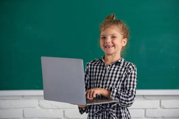 Kind meisje met behulp van gadgets om te studeren. Computeronderwijs voor kinderen. — Stockfoto