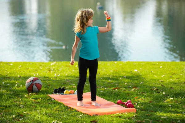 Niño de fitness. Vida saludable activa para los niños. Conceptos de entrenamiento deportivo y infantil. Niño con fuertes músculos del bíceps. —  Fotos de Stock
