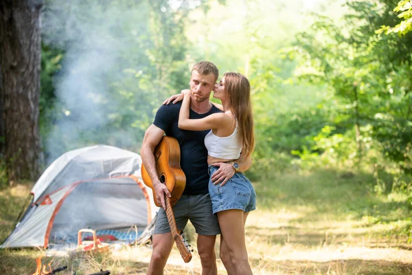 Casal romântico no acampamento. Aventura ao ar livre com amigos na natureza. Caminhadas casal apaixonado. — Fotografia de Stock