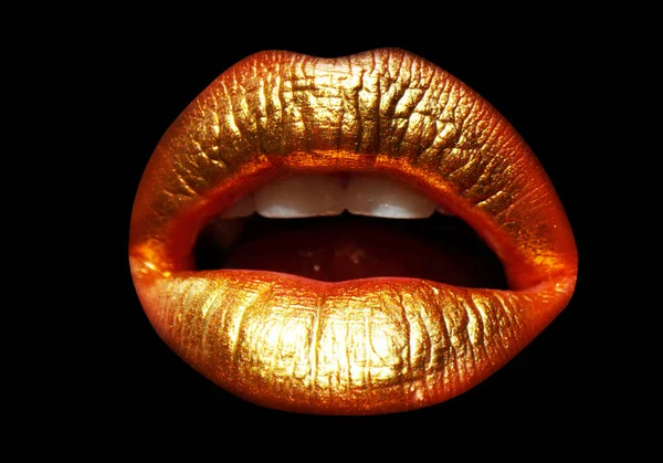 Golden lips closeup. Lip with metal gold maetallic kipstick. Sexy girl golden mouth. Isolated on black background, clipping path. Open mouth close up. — ストック写真