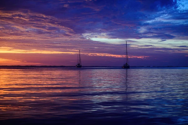 Mare panoramico all'alba. Tramonto con grande sole giallo sotto la superficie del mare. Oceano calmo con cielo al tramonto e sole attraverso le nuvole sopra. Calma oceano e cielo sfondo. — Foto Stock