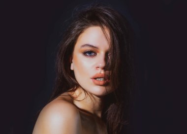 Güzel yüzlü kadın, yüz portresi. Güzel, hassas, genç bir kız. Moda modeli stüdyoda izole edildi.