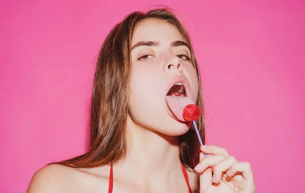 Seduzione donna lecca lecca lecca lecca, stendardo d'arte, labbra rosse con lecca lecca. Sexy bocca femminile rossa e lingua con lolli pop. Stampa d'arte per il design. — Foto Stock