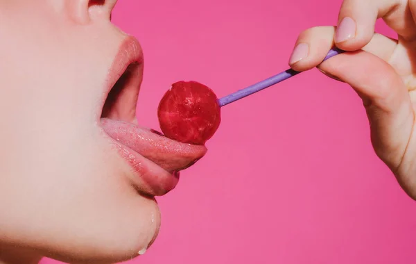 舌の唇をなめる。セクシーな口の中でカップを食べている女の子が閉じます.女性の唇はロリポップ吸います.口の中でロリポップを保持する女性を閉じます。赤い唇、官能的でセックスショップのコンセプト. — ストック写真