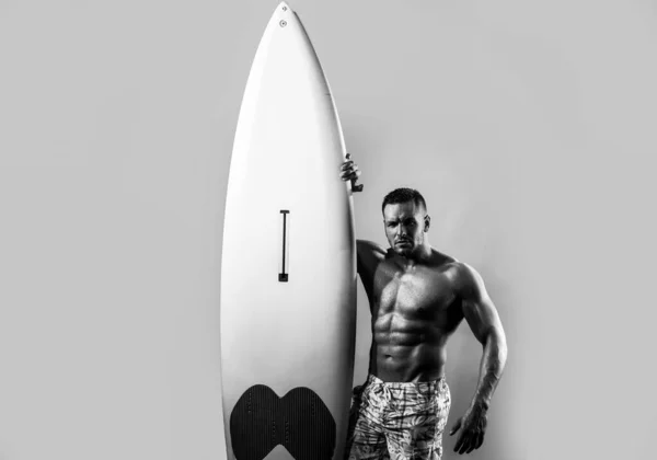 Knappe serverman met lijfplank. Mannelijke fit met atletisch lichaam. Surfplank man met lijfplank. Surfer met een surfplank geïsoleerd op blauw. — Stockfoto