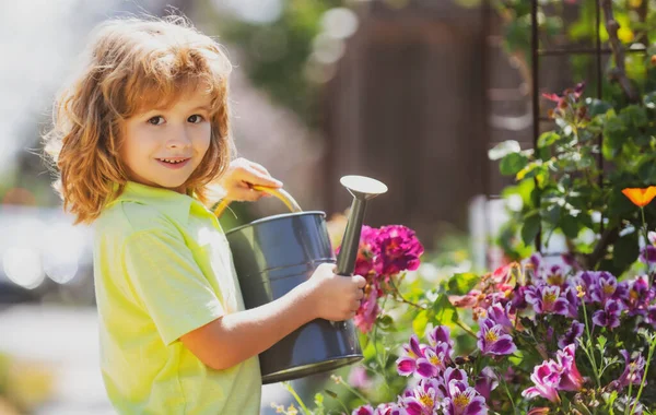 뒷마당에 물주는 식물 활성화 중이야. 정원에서 허브와 꽃을 재배하는 정원을 자녀들이 돕는 모습. — 스톡 사진
