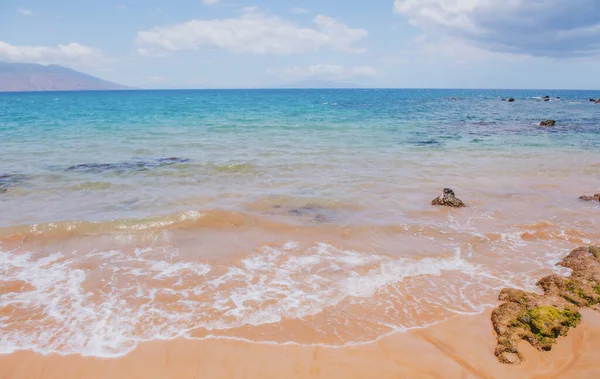 Тропический пляж с морским песком на летних каникулах. — стоковое фото
