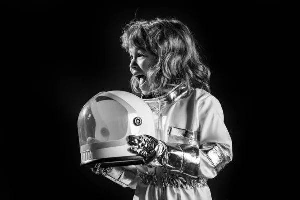 Portrait de étonnant petit astronaute en casque et combinaison spatiale de protection sur noir. — Photo