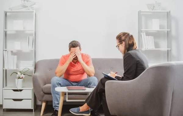 Deprimido terapia problema homem de meia-idade. Homem discutindo seus problemas psicológicos com um psiquiatra durante uma sessão de terapia. — Fotografia de Stock