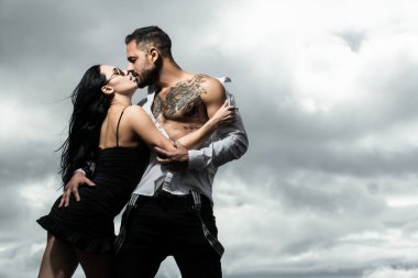 Güzel çıplak aşıklar öpüşüyor. Erkeğin kucaklaşması ve şehvetli bir kadını öpmesi. Genç ve seksi aşıkların şehvetli portresi..