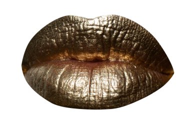 Altın dudaklar yakın çekim. Metal altından maetallik kipstikli dudak. Seksi altın dudaklı kız. Beyaz arkaplanda izole edilmiş, kırpma yolu.