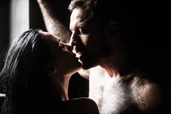 Beautiful woman and sexy man boyfriend. Romantic couple in love looking at each other close up. Man embracing and going to kiss sensual woman. — ストック写真