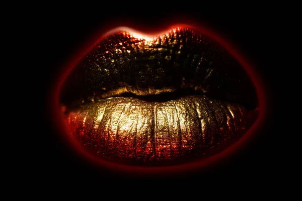 Lábios dourados das mulheres fechar fundo isolado. Boca sexy dourada. Brilhar lábio metalizado. — Fotografia de Stock
