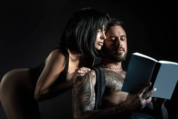 Couple in love reading book. Romantic lovers. — Stock Photo, Image