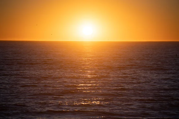 Rustige zonsondergang aan zee. landschap met zonsondergang boven de oceaan. Kalme zee. Panorama op zee bij zonsondergang. Prachtige zeegezicht. Samenstelling van de natuur. — Stockfoto