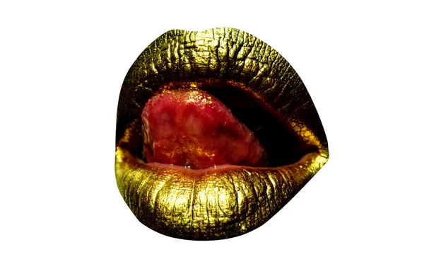 Bella bocca d'oro donna lipped. Labbra dorate sensuali, labbra sexy. Donna lingua leccare labbra sexy. Isolato su bianco, percorso di ritaglio. — Foto Stock