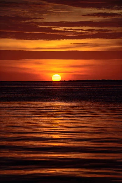 O pôr-do-sol dourado sobre as ondas do mar. Nascer do sol sobre o oceano. — Fotografia de Stock