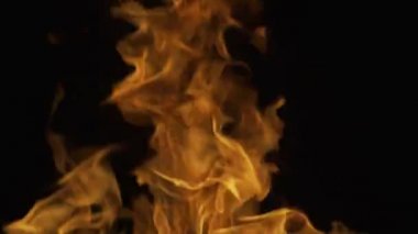 Şeytan alevi, cehennem kavramı. Siyah arka planda yangın alevleri. Yanan alev izole, soyut doku.