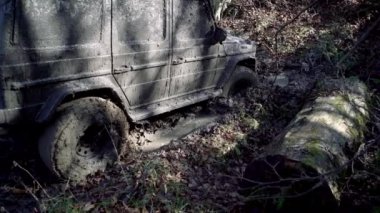 Kötü bir yoldaki kamyon. Dağ yolundaki off-road arabası. Araba lastiği. Off-road lastiği. Dağ yolunda seyahat et. Büyük 4x4 arabalı seyahat kavramı.