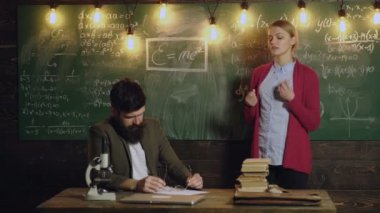 Öğretmen ve üniversite öğrencisi sınıfta. Okul matematik dersleri. Öğretmen çift. Bilgi Günü Profesörü yetişkin öğrencilere eğitim konsepti öğretiyor.