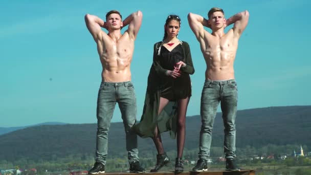 Hipsters groupe avec des tenues élégantes. Les filles regardent vers la caméra, les garçons avec le torse musculaire. Groupe de gens de la mode. Hommes forts, corps masculin musclé, les gars de muscles, — Video