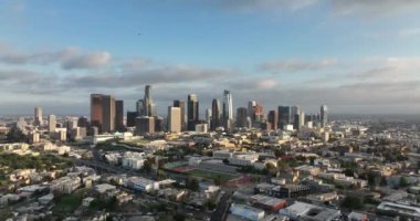 Los Angeles şehir merkezi silueti. Los Angeles 'ı insansız hava aracıyla uçarak ve filme alarak.