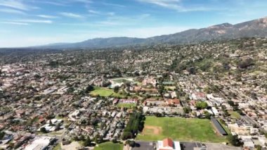 Santa Barbara 'nın Kaliforniya' daki hava manzarası. ABD. Drone. Santa Barbara hava manzaralı, İHA ile uçuyor..