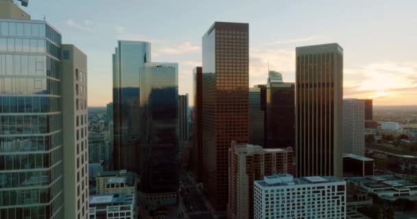 Città di Los Angeles con grattacieli vista aerea con drone al tramonto. — Video Stock