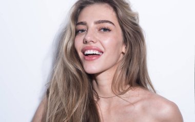 Güzel kadın yüzü. Yakın plan portre, cilt bakımı, doğal çıplak makyaj. Güzel narin kız. Değiştirilmemiş filtre yok.