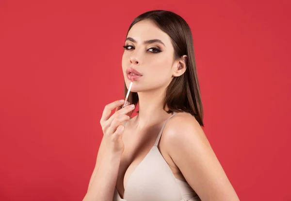 Maquillaje de belleza. Chica con hermoso maquillaje brillante. Moda y belleza, cosméticos, salón de belleza. — Foto de Stock