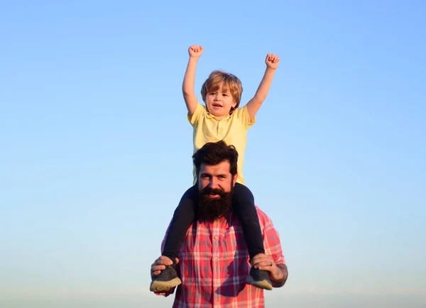 Syn przytulający ojca do nieba. Dzień ojców. Portret szczęśliwego ojca dającego synowi jazdę na barkach. — Zdjęcie stockowe