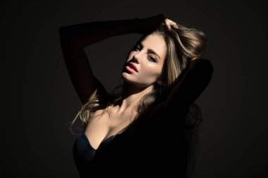 Güzel yüzlü manken. Siyah arka planda şefkatli bir kadın. Şefkat kavramı. Şefkatli kadınlar gibi. Sanat gölgesi ışığı olan şehvetli bir kız. Güzellik ve şefkat kavramı.