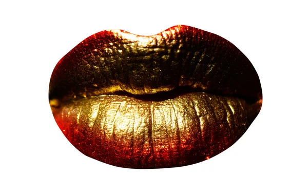 여성들의 금빛 입술은 격리 된 배경 가까이에 있다. 금빛 섹시 한 입. 하얀 길에 고립되어 있다. — 스톡 사진