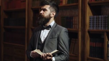 Düşünen adam. Okuyucu ve zeka kavramı. Favori kitap konsepti. Profesör. Sakallı adam en sevdiği kitabı okuyor..