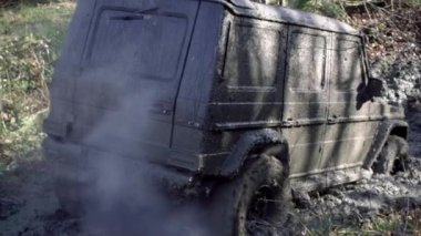 Kötü bir yoldaki kamyon. Dağ yolundaki off-road arabası. Araba lastiği. Off-road lastiği. Kirli araba sürüşü yüksek hızda. SUV ya da off-roader çamurlu yolda. Yavaş çekim.