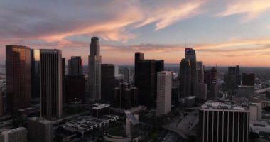 Los Angeles şehir merkezinde uçan bir hava aracı. Los Angeles şehir merkezinin şehir manzarası. Los Angeles hava görüntüsü, İHA ile uçuyor..