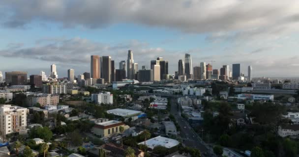 로스앤젤레스 시의 도시 경관 은연이 지는 날에 하늘을 찌릅니다. 라브라의 도시 경관. — 비디오