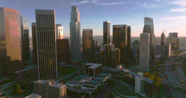 Los Angeles v centru s mrakodrapem. Kalifornie LA, Los Angels centrum města letecké létání s drone. — Stock video