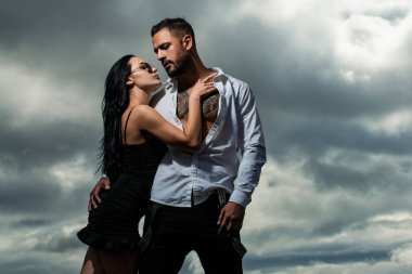 Aşık şehvetli bir çift. Tatmin olmuş ve romantik anın tadını çıkarıyor. Seksi kız ve stüdyo da çıplak gövdesi olan kaslı bir erkek arkadaş..