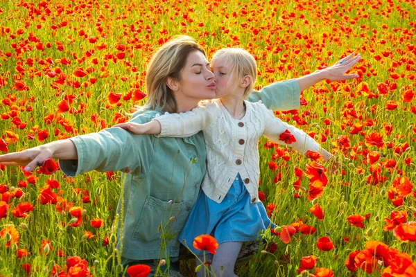 Feliz familia de primavera. Madre con hija en el prado de amapolas. Hermosa mamá y su hija en un campo de amapola al aire libre. Flores de amapolas. —  Fotos de Stock