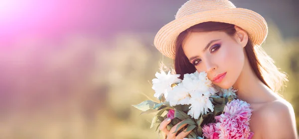 Vacker vårkvinna i blommande träd. Porträtt av ung vacker kvinna i våren blommar träd. Skönhet kvinna ansikte. Banner för sidhuvud webbplats design, kopiera utrymme. — Stockfoto