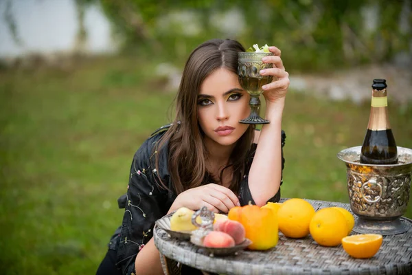 Sexy young woman with vegetables and fruits hold glass of wine outdoors. — Stock Photo, Image