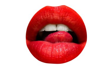 Dişi ağız ve beyaz dişler, kırmızı rujla izole edilmiş dudaklar ve dil yalayan dudaklar. Dişi ağzını aç.