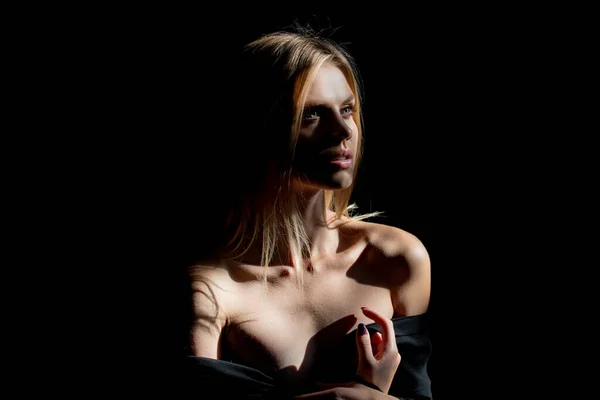 Mulher linda sexy com sombras no rosto bonito no estúdio preto. — Fotografia de Stock