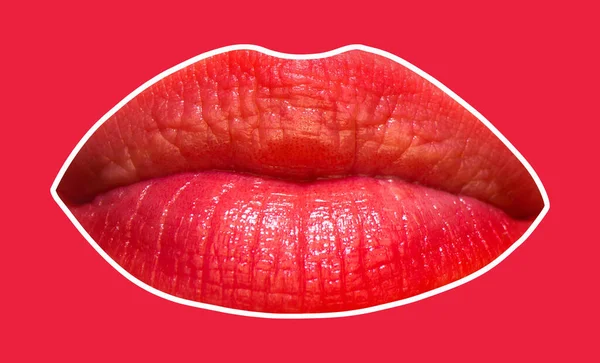 Glänsande läppar, vacker kvinna mun, sensuell sexig läpp. Läppstift eller läppglans. Närbild, makro med vacker mun, sensuella läppar, isolerade på rött. — Stockfoto